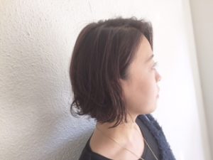 チェリーカラーに外ハネスタイル