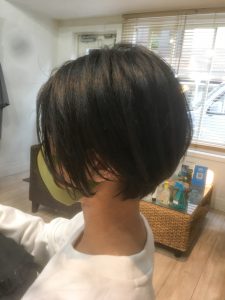 黒髪でも軽さのあるショートスタイルに。
