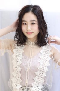 秋冬は艶と透明感を。